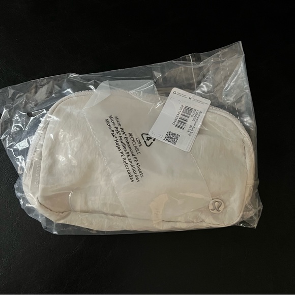 Lululemon Everywhere Belt Bag White Opal - Picture 7 of 8